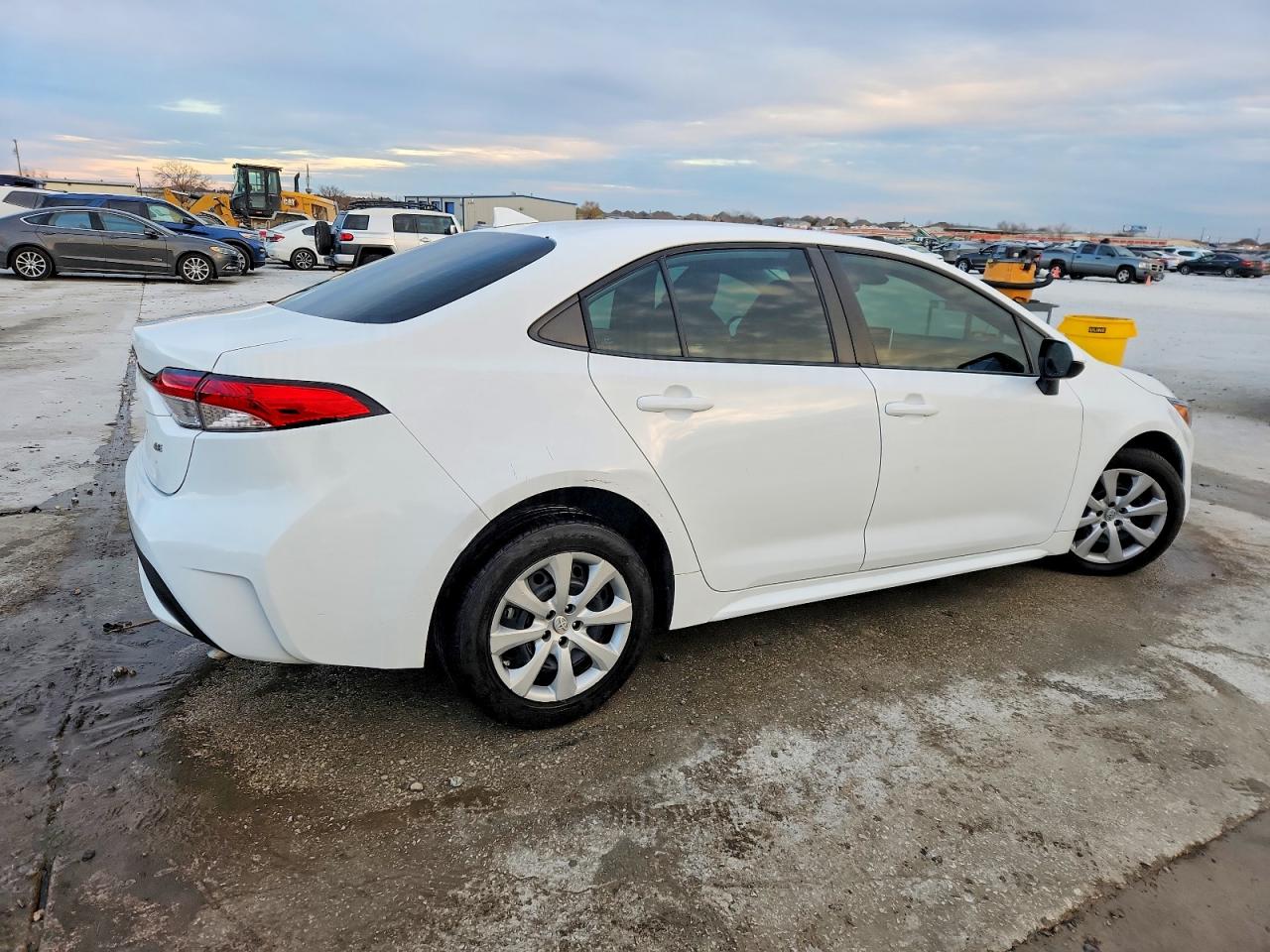 2021 TOYOTA COROLLA LE photo 3