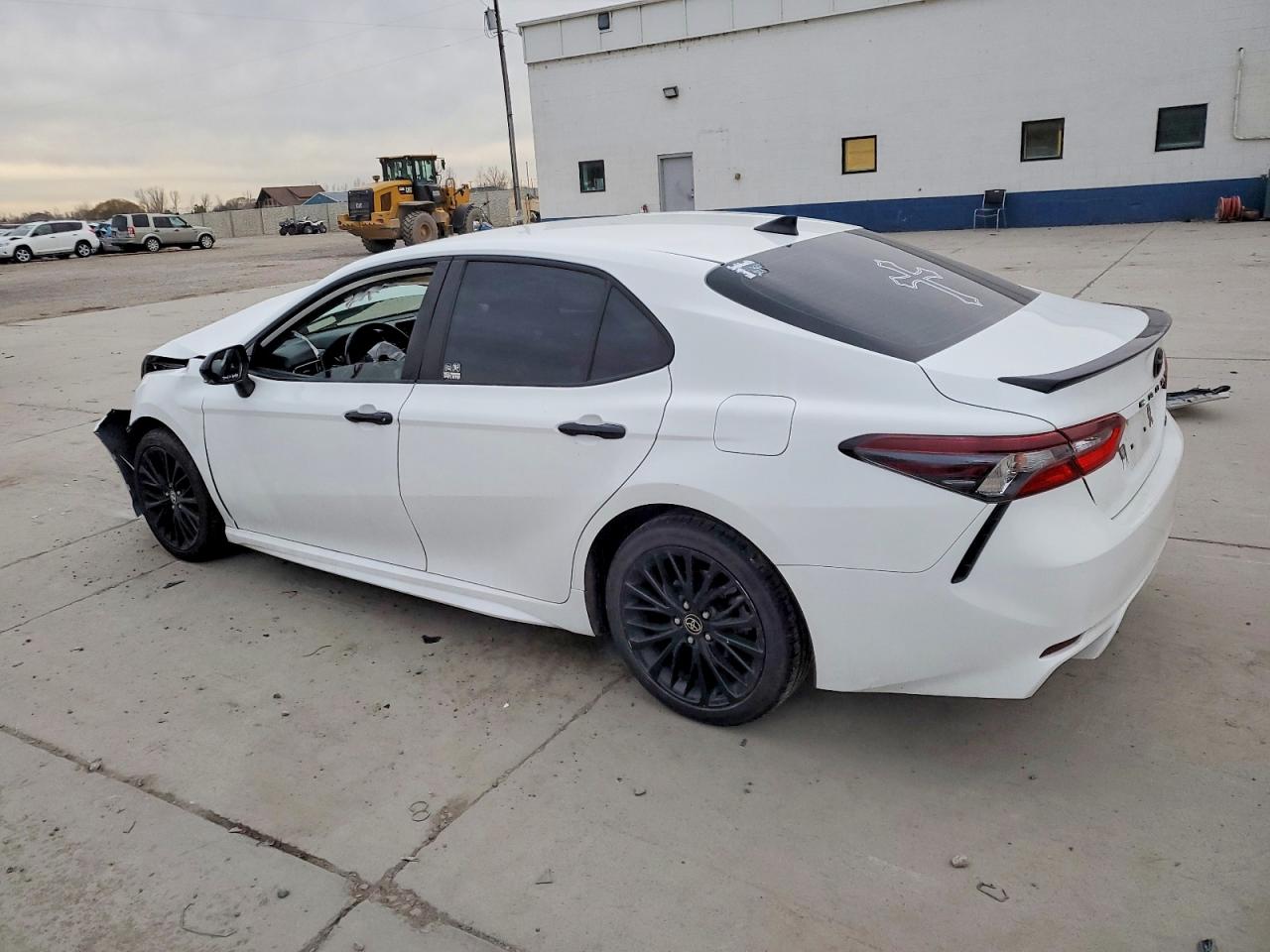 2022 TOYOTA CAMRY SE photo 2
