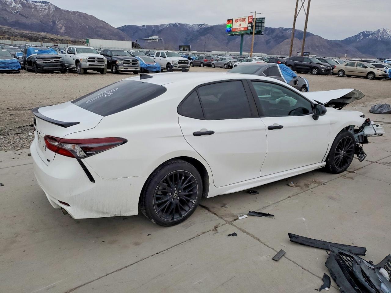 2022 TOYOTA CAMRY SE photo 3