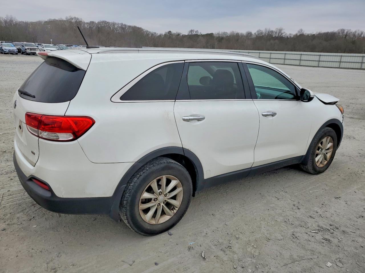 2017 KIA SORENTO LX photo 3