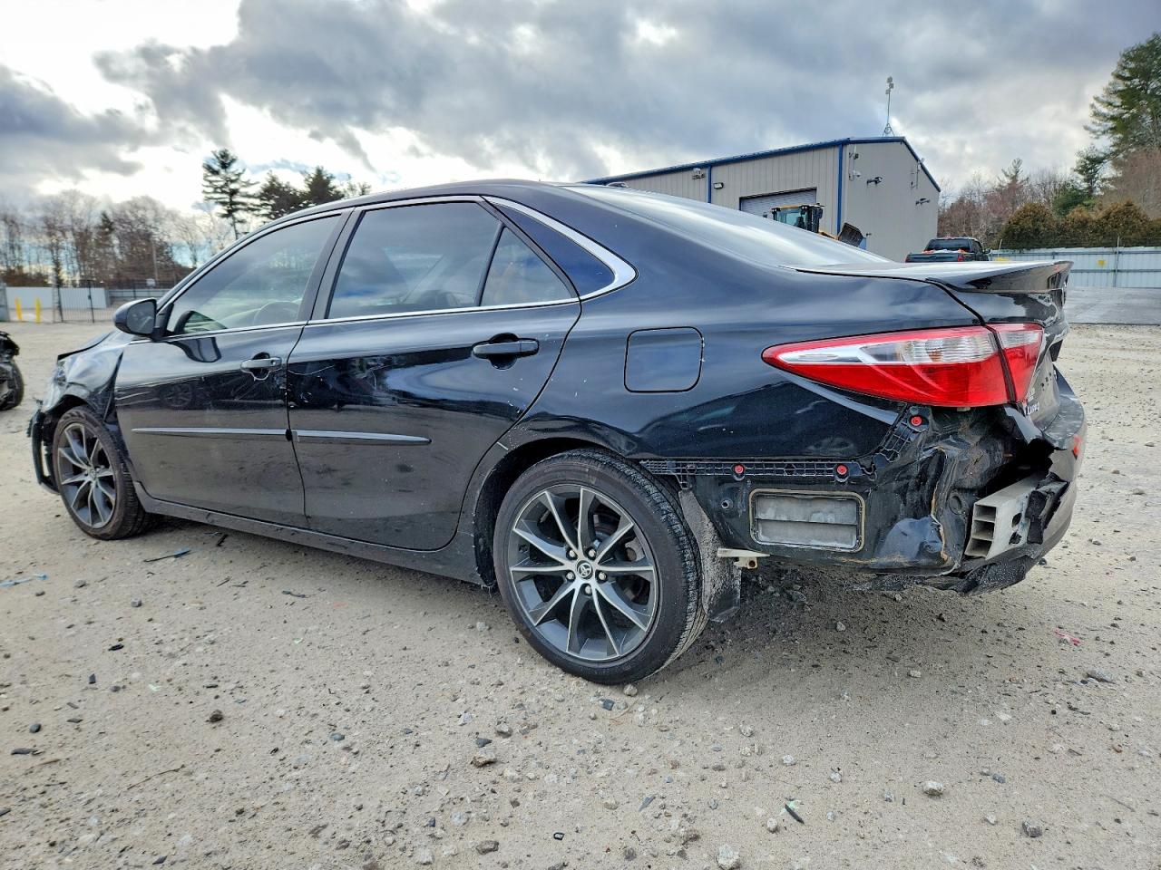 2016 TOYOTA CAMRY LE photo 2