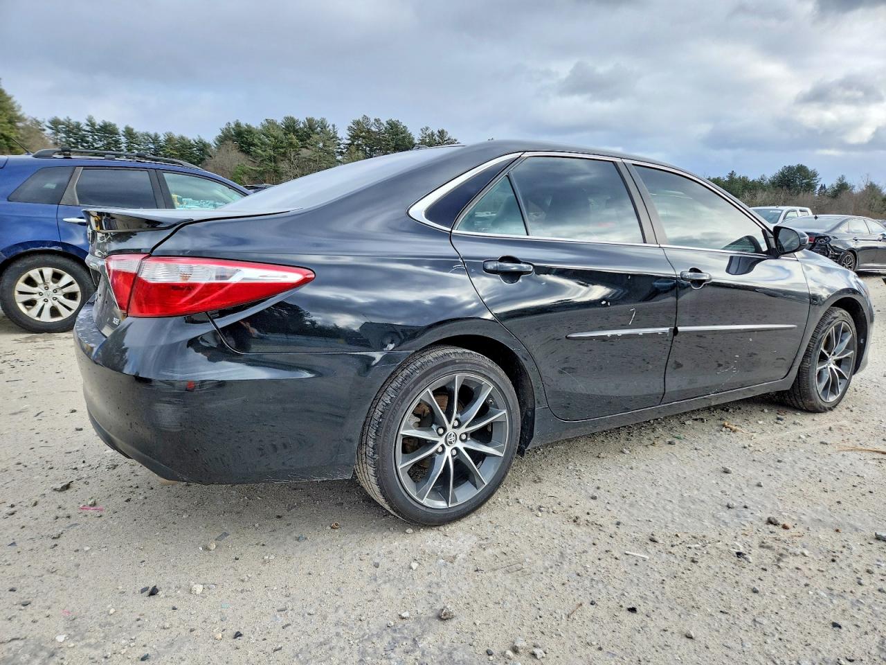 2016 TOYOTA CAMRY LE photo 3