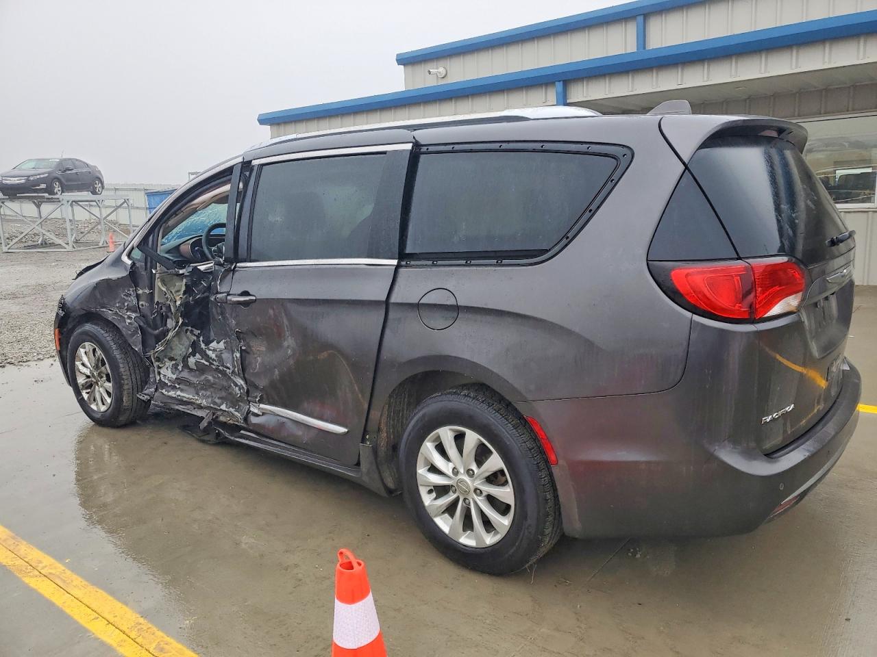 2019 CHRYSLER PACIFICA TOURING L photo 2