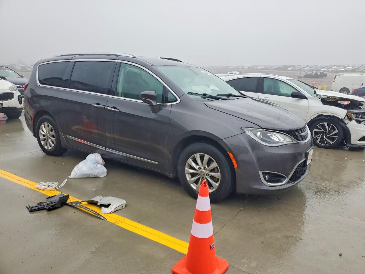 2019 CHRYSLER PACIFICA TOURING L photo 4