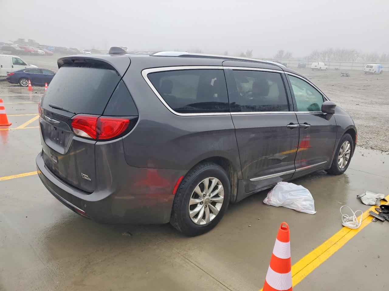 2019 CHRYSLER PACIFICA TOURING L photo 3