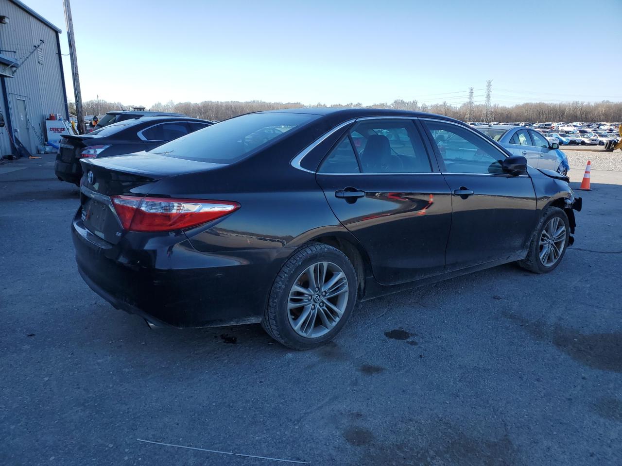 2017 TOYOTA CAMRY LE photo 3