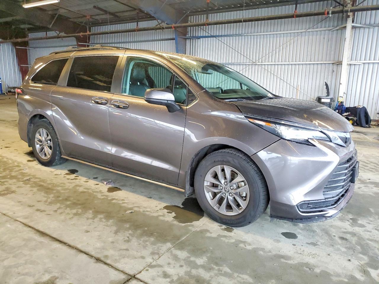 2022 TOYOTA SIENNA LE photo 4