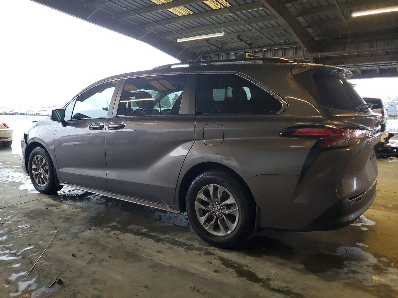 2022 TOYOTA SIENNA LE photo 2