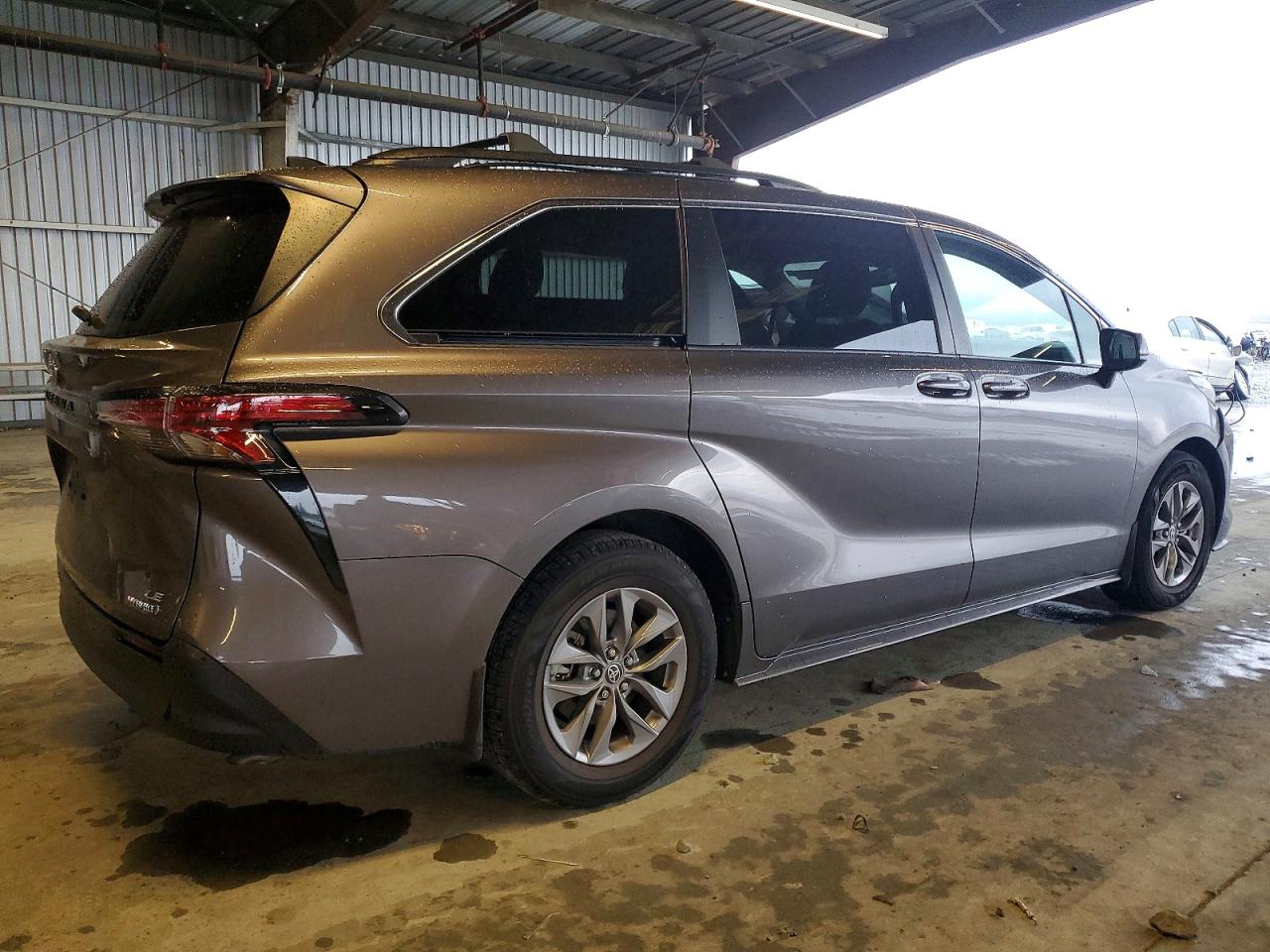 2022 TOYOTA SIENNA LE photo 3