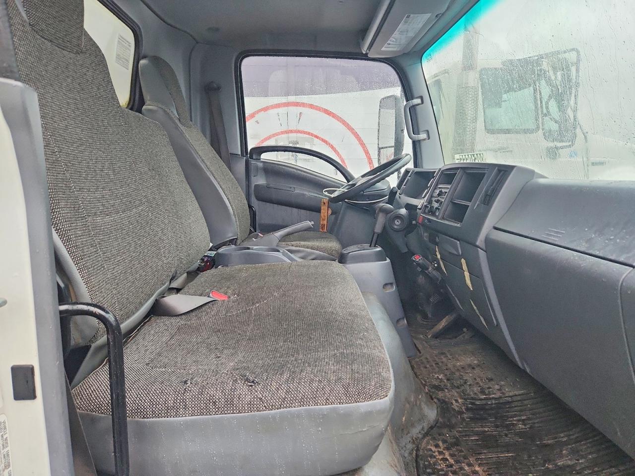 2013 ISUZU NPR photo 10