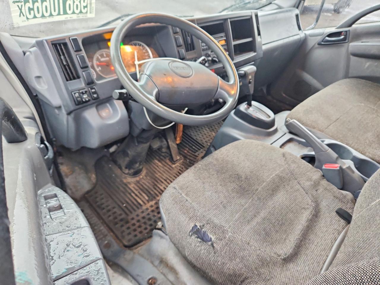 2013 ISUZU NPR photo 8