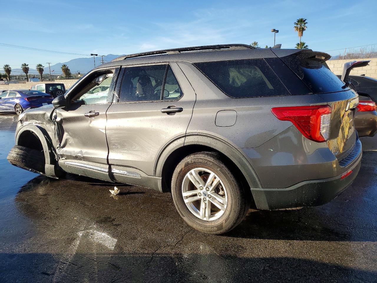 2023 FORD EXPLORER XLT photo 2