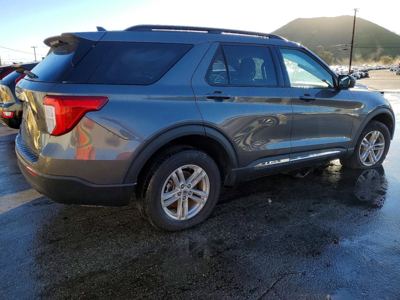 2023 FORD EXPLORER XLT photo 3