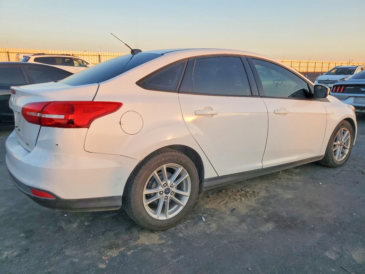 2018 FORD FOCUS SE photo 3