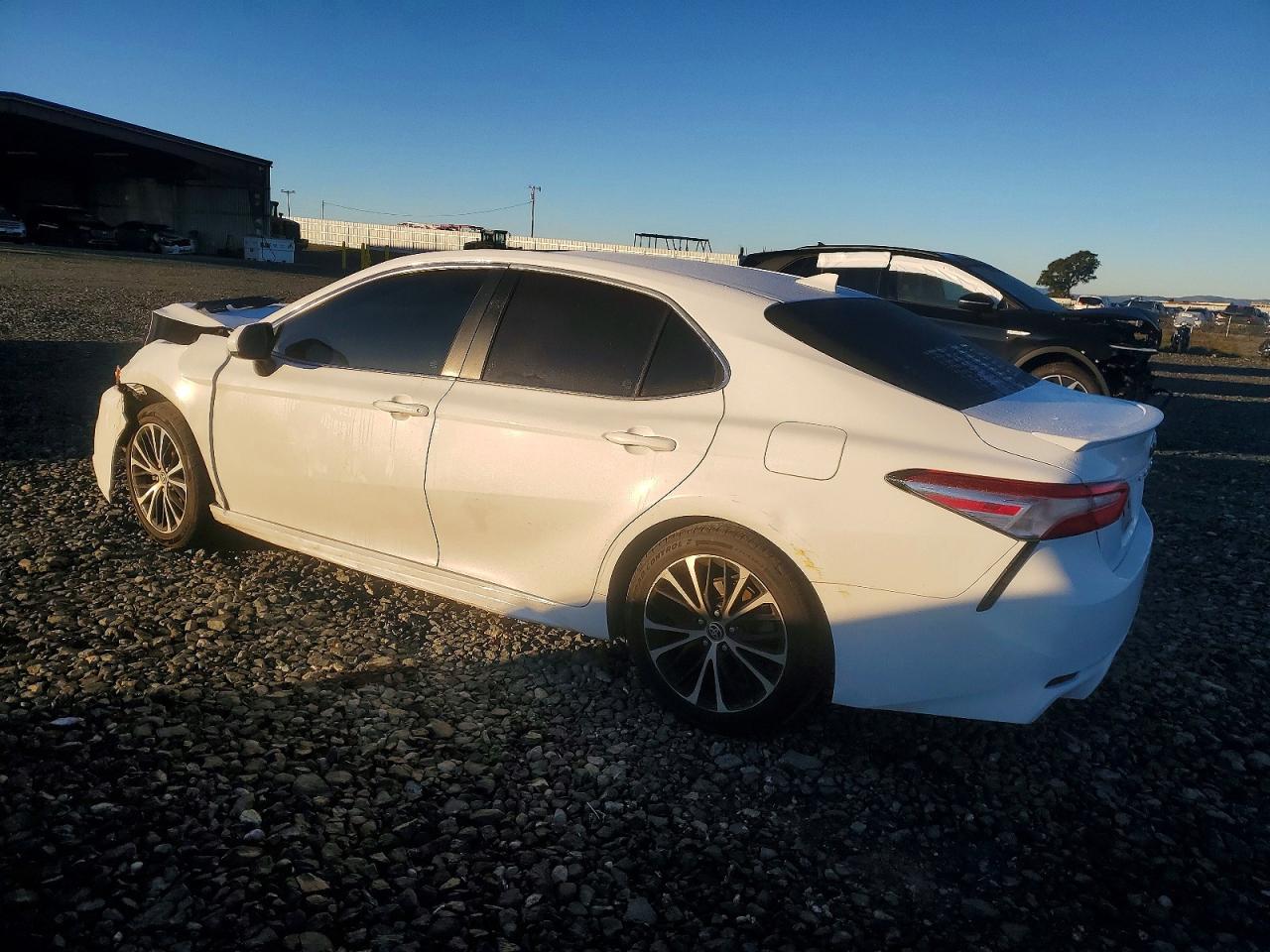2020 TOYOTA CAMRY SE photo 2