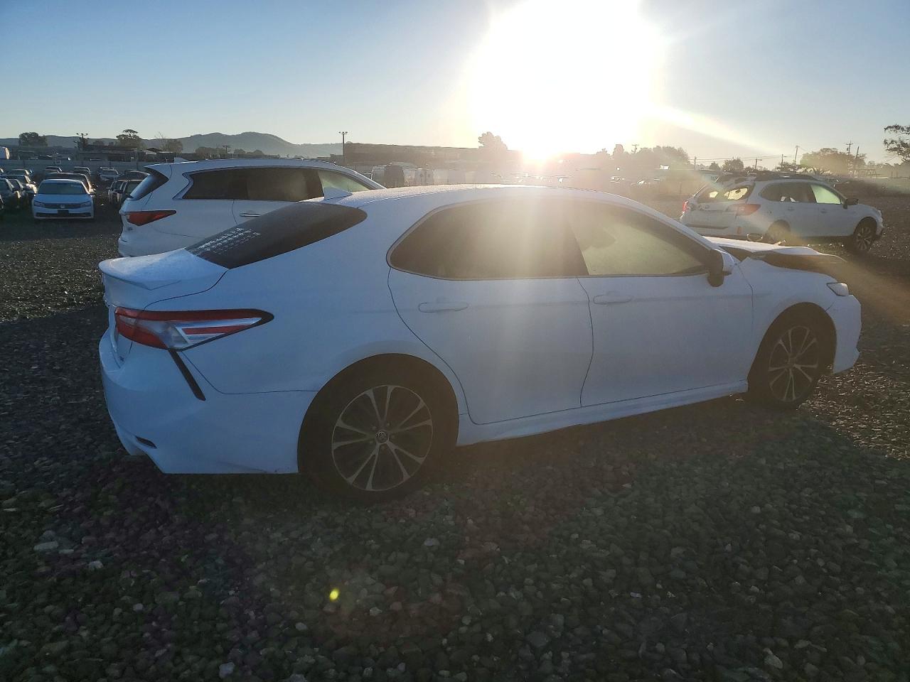 2020 TOYOTA CAMRY SE photo 3