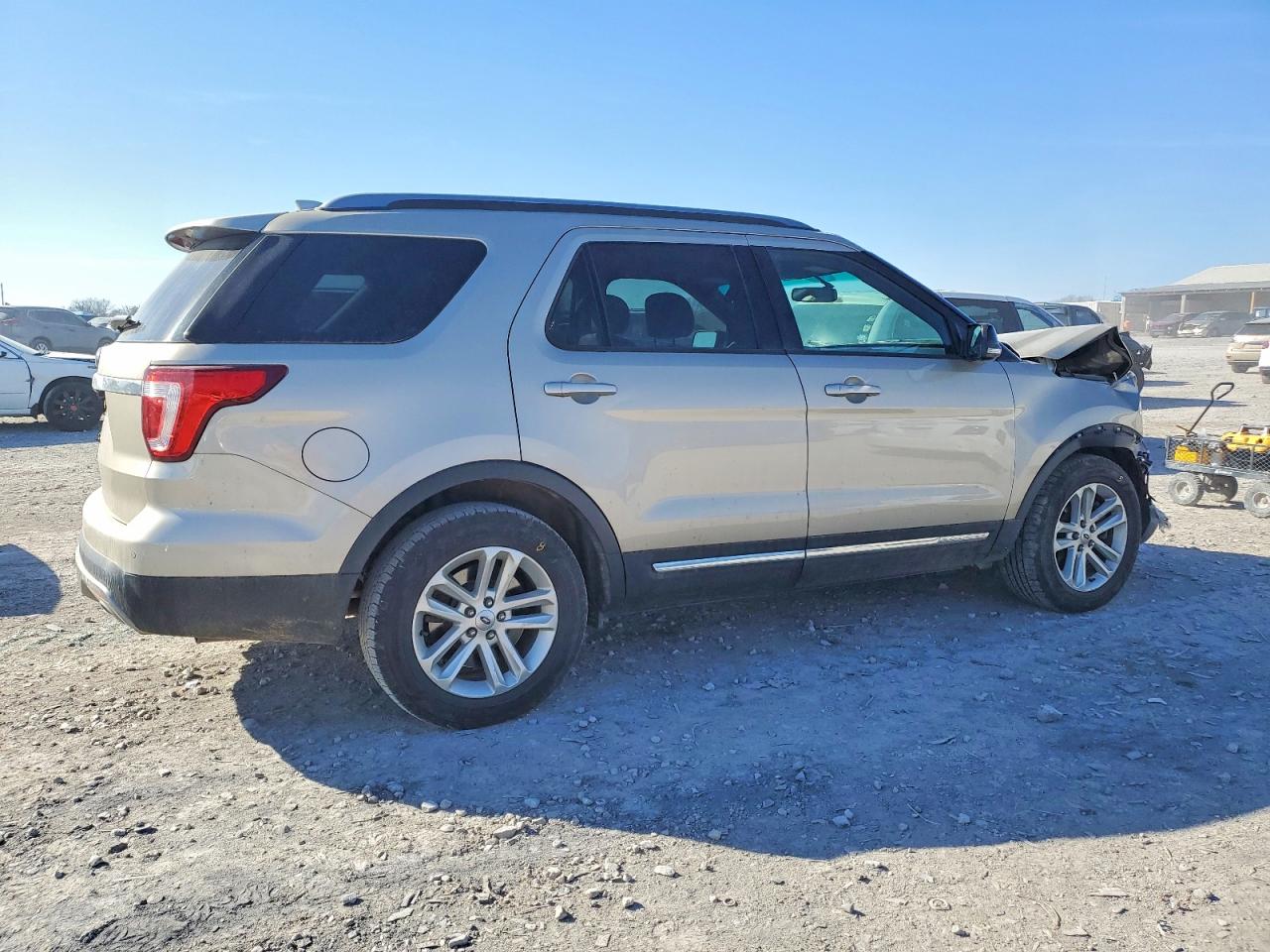 2017 FORD EXPLORER XLT photo 3