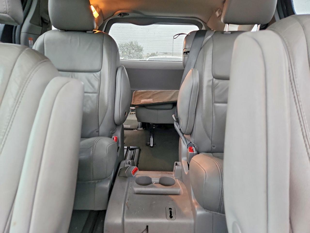 2017 TOYOTA SIENNA XLE photo 10