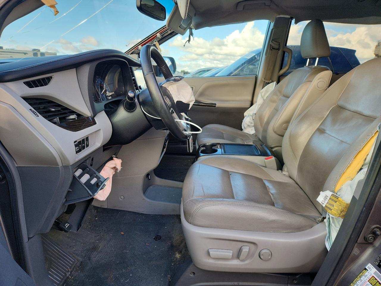 2017 TOYOTA SIENNA XLE photo 7