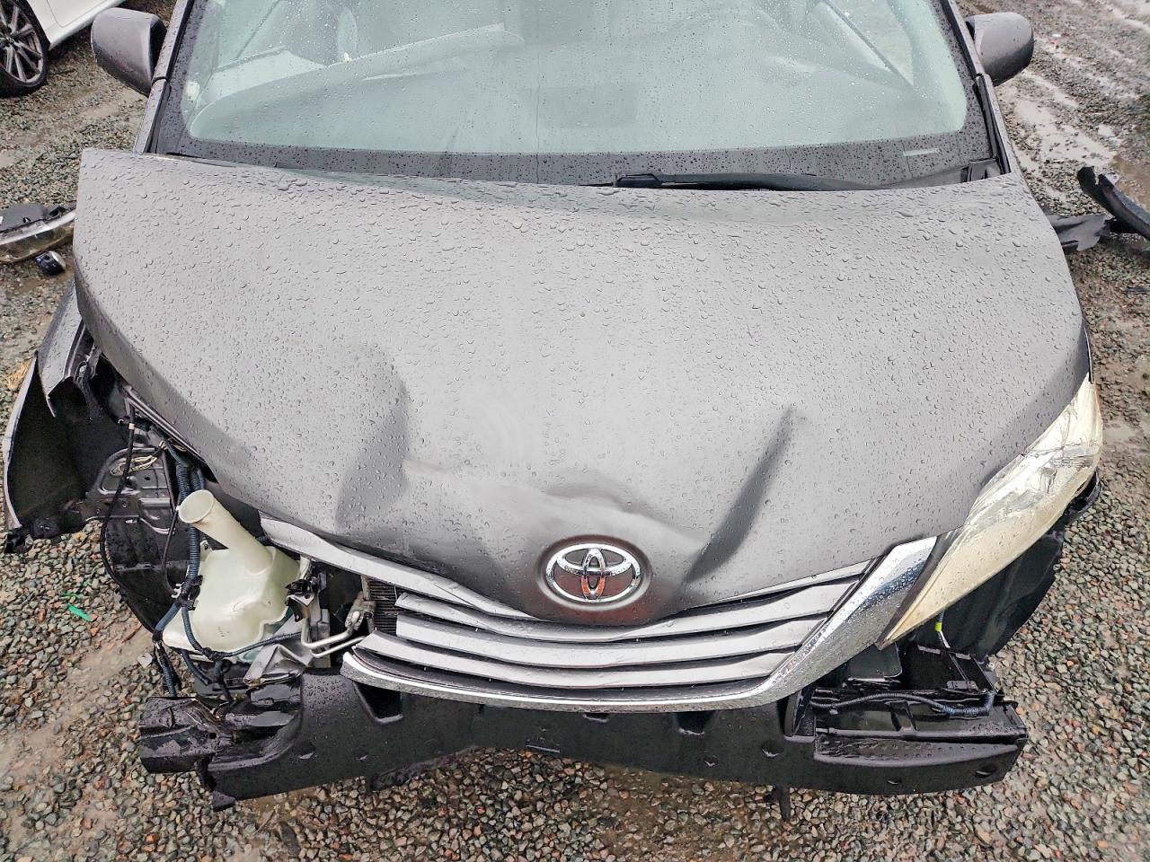 2017 TOYOTA SIENNA XLE photo 12