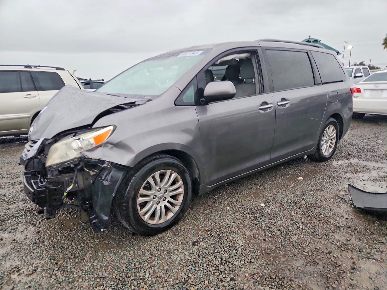 2017 TOYOTA SIENNA