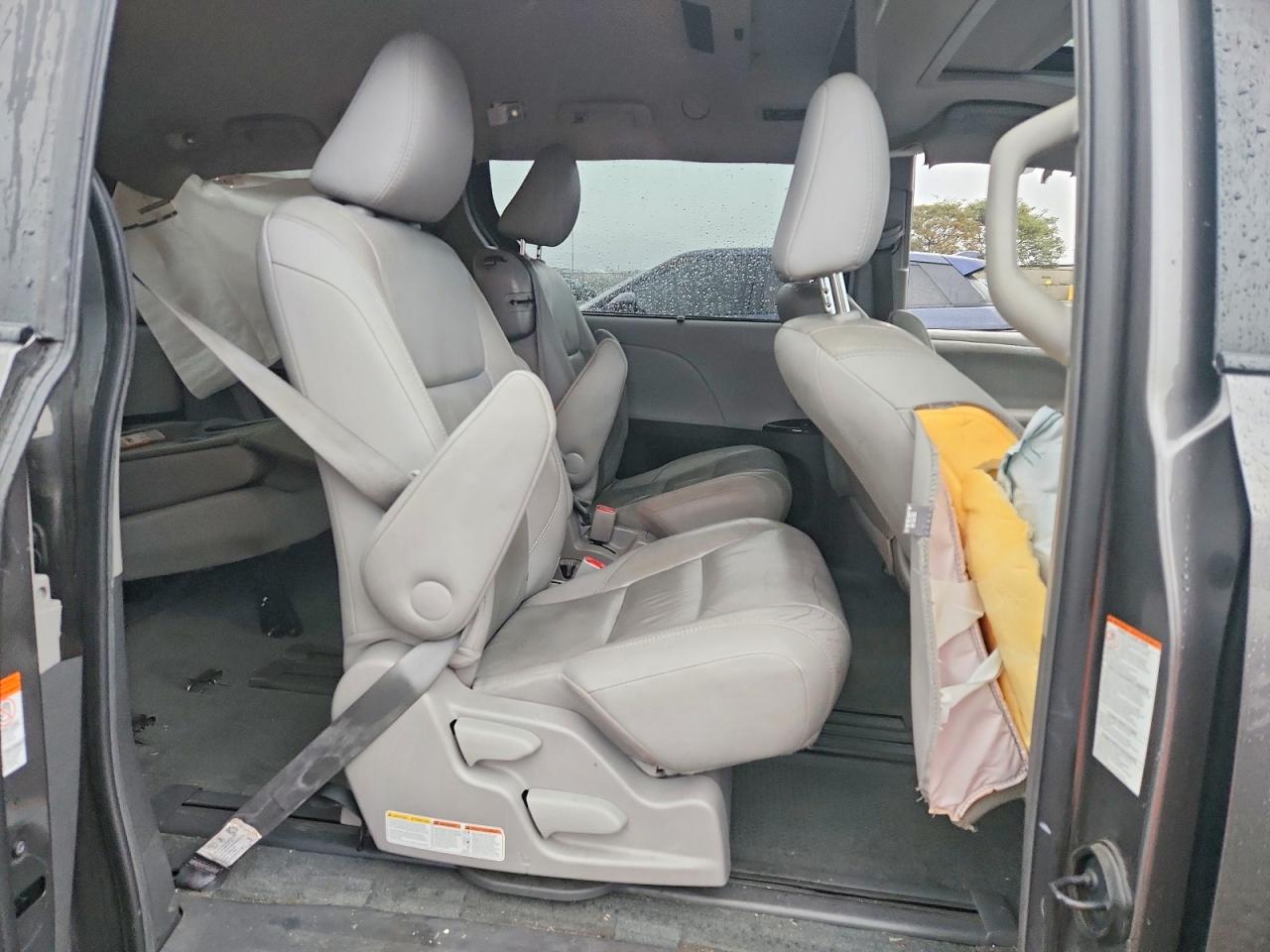 2017 TOYOTA SIENNA XLE photo 11