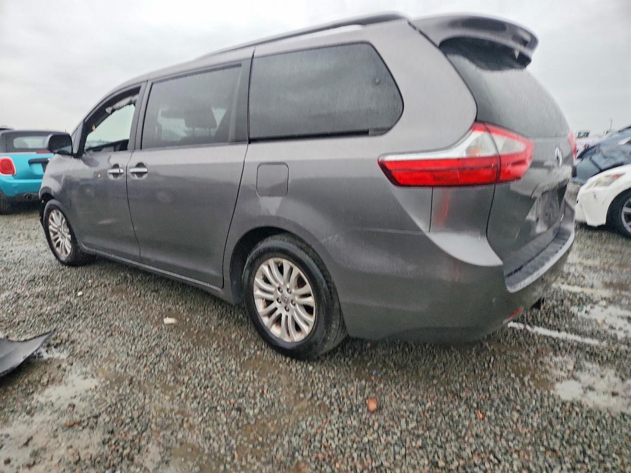 2017 TOYOTA SIENNA XLE photo 2