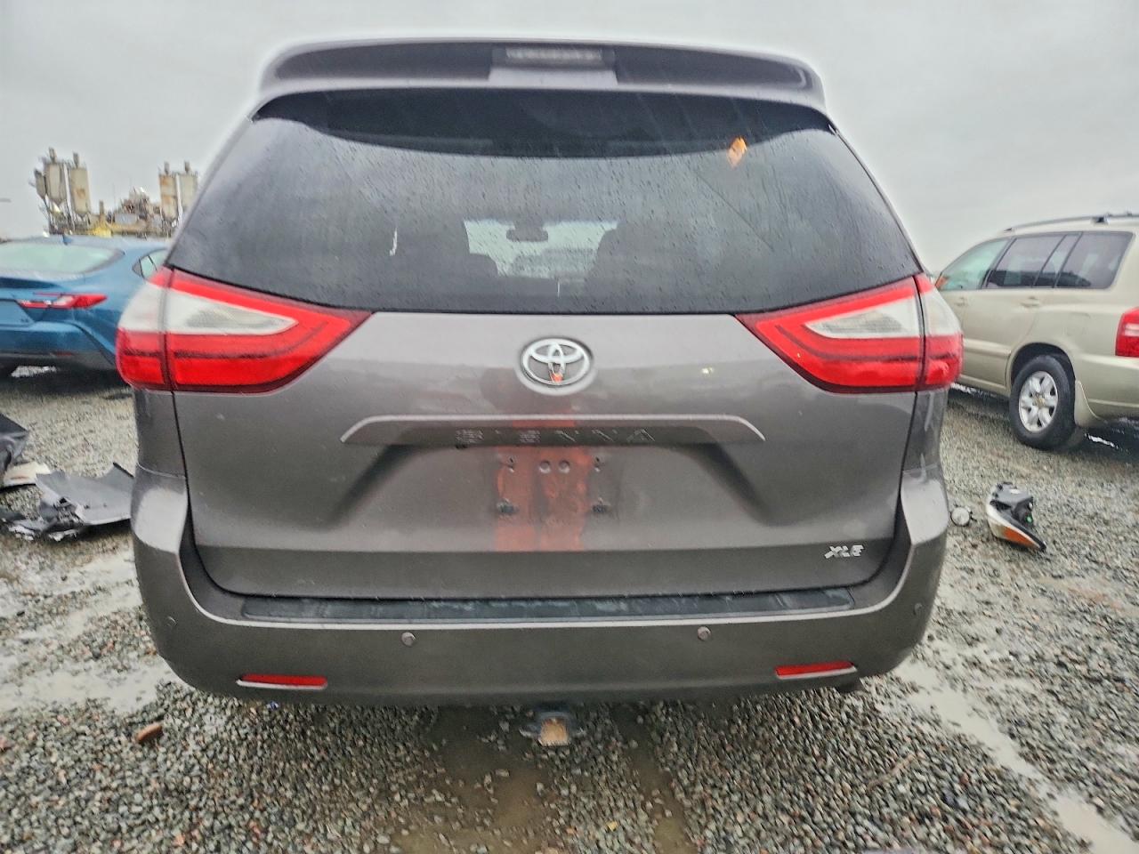 2017 TOYOTA SIENNA XLE photo 6
