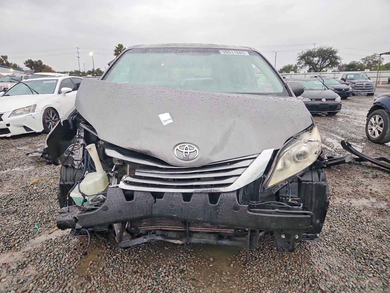 2017 TOYOTA SIENNA XLE photo 5