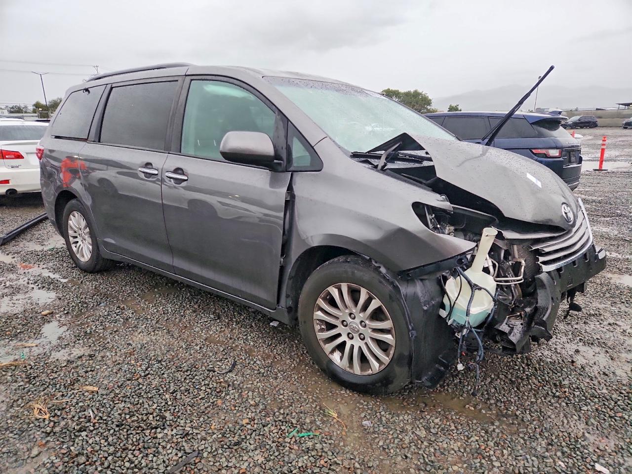2017 TOYOTA SIENNA XLE photo 4