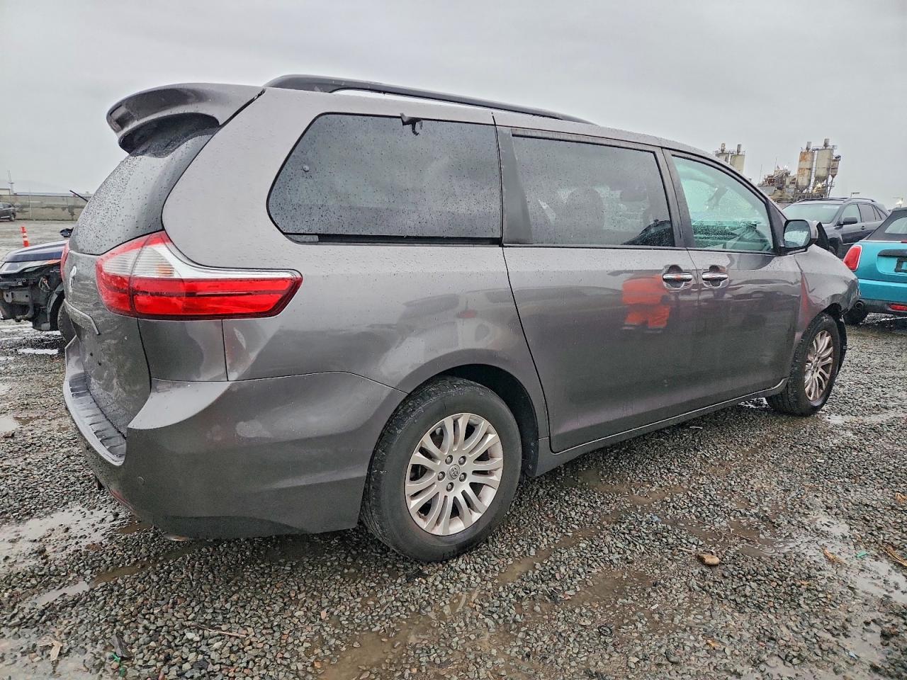 2017 TOYOTA SIENNA XLE photo 3