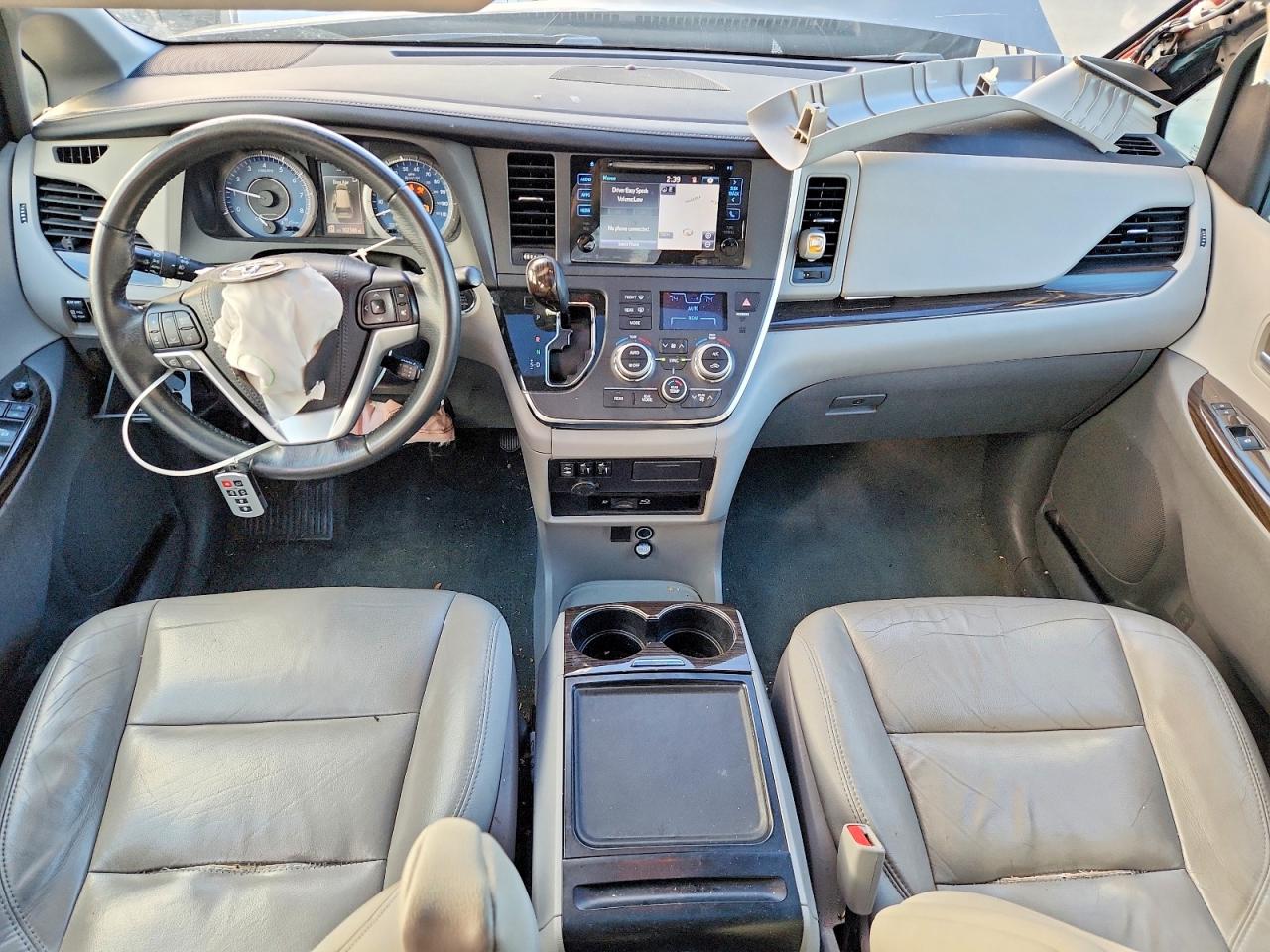 2017 TOYOTA SIENNA XLE photo 8