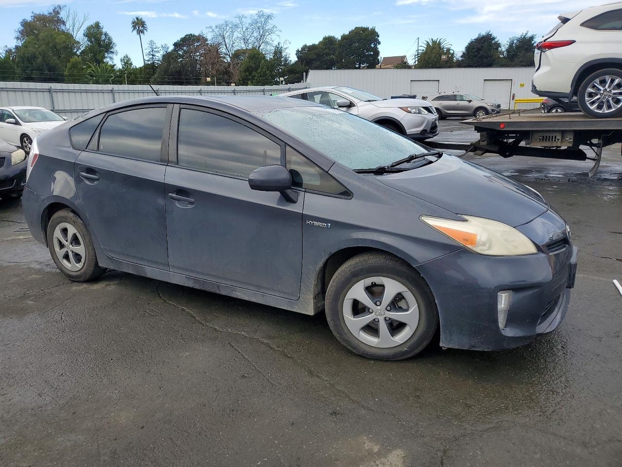 2013 TOYOTA PRIUS photo 4