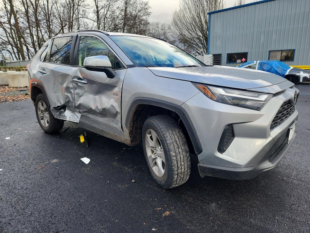 2025 TOYOTA RAV4 XLE photo 4