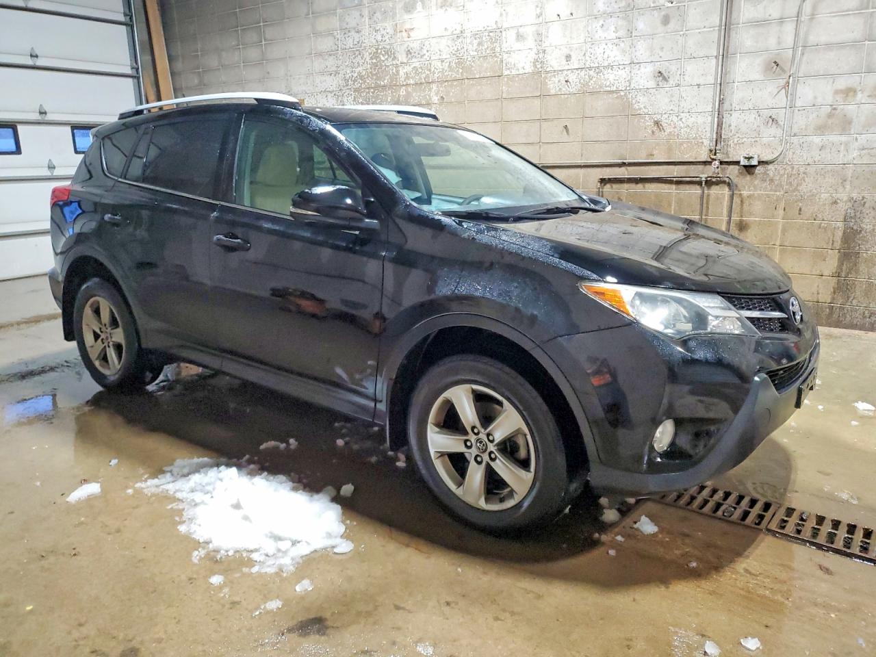 2015 TOYOTA RAV4 XLE photo 4