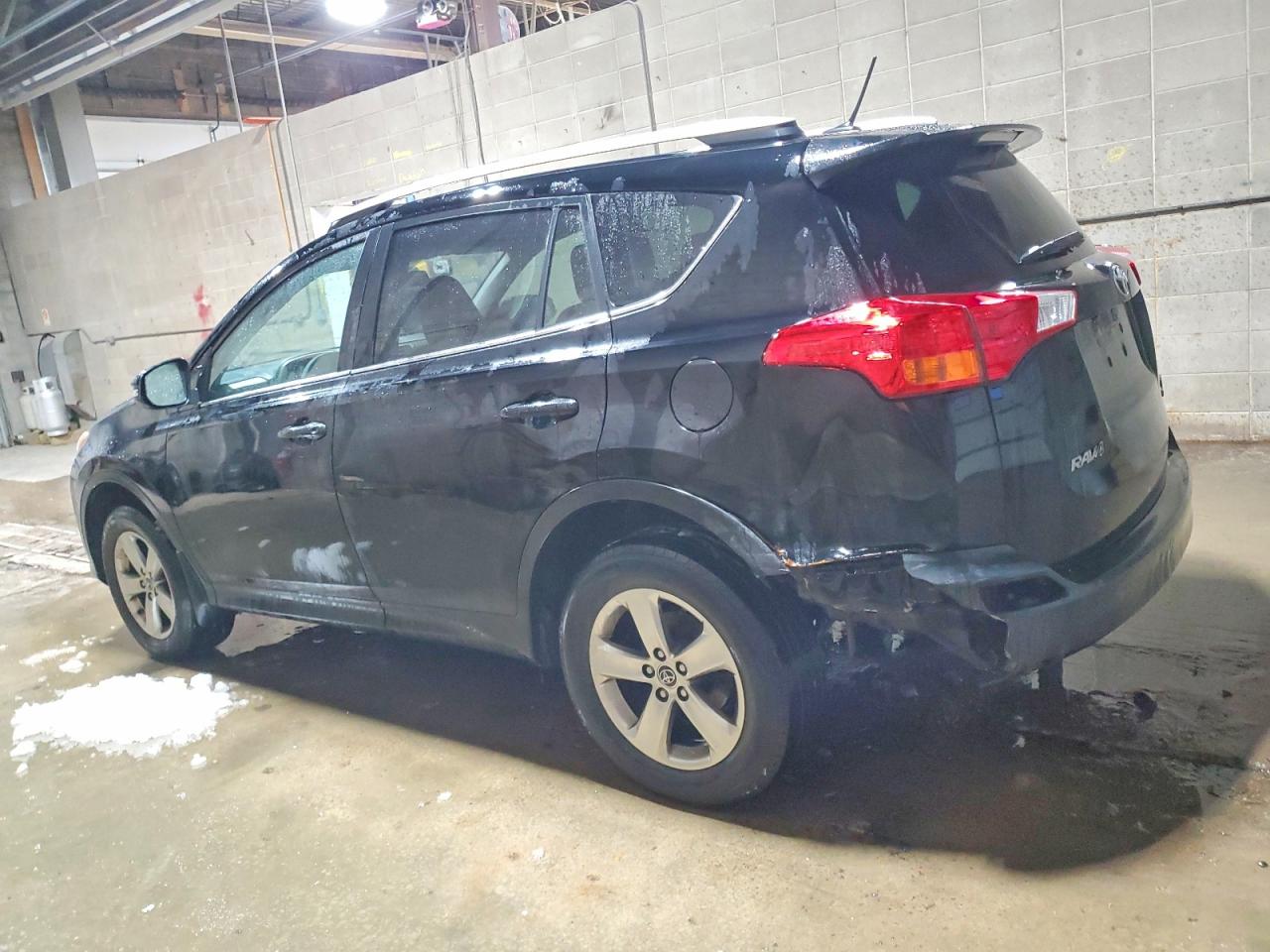 2015 TOYOTA RAV4 XLE photo 2