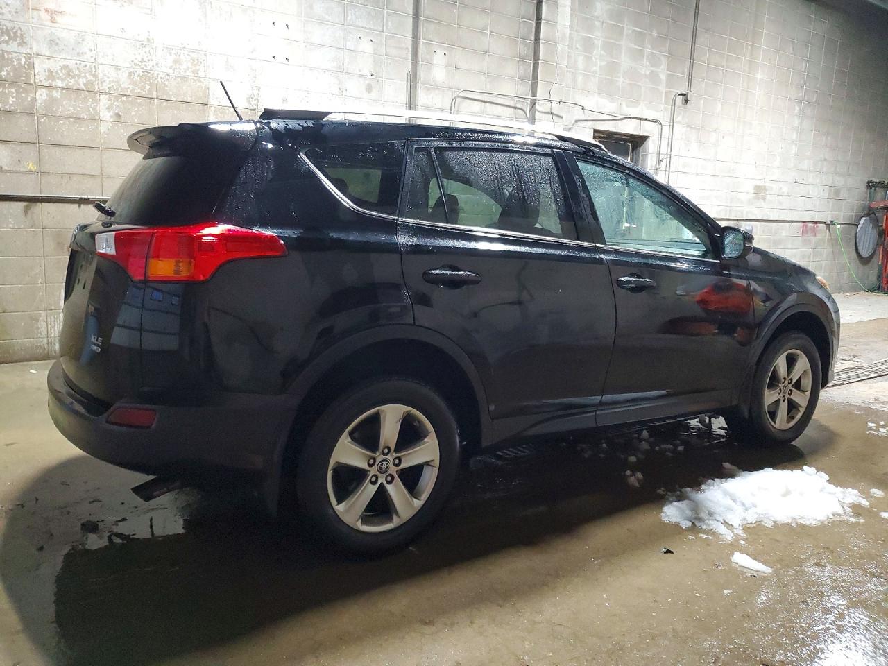 2015 TOYOTA RAV4 XLE photo 3