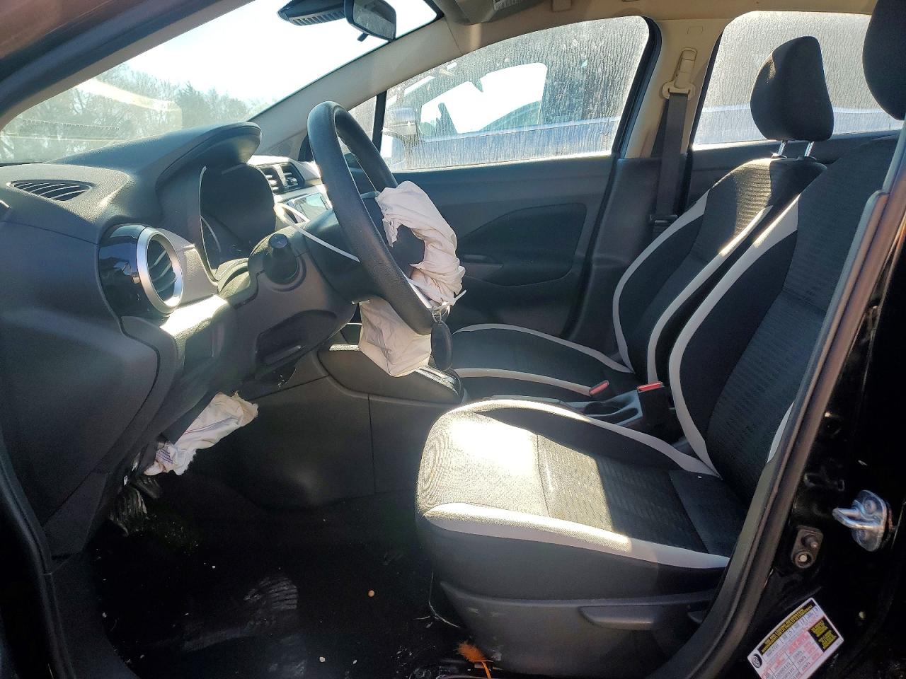 2021 NISSAN VERSA SV photo 7