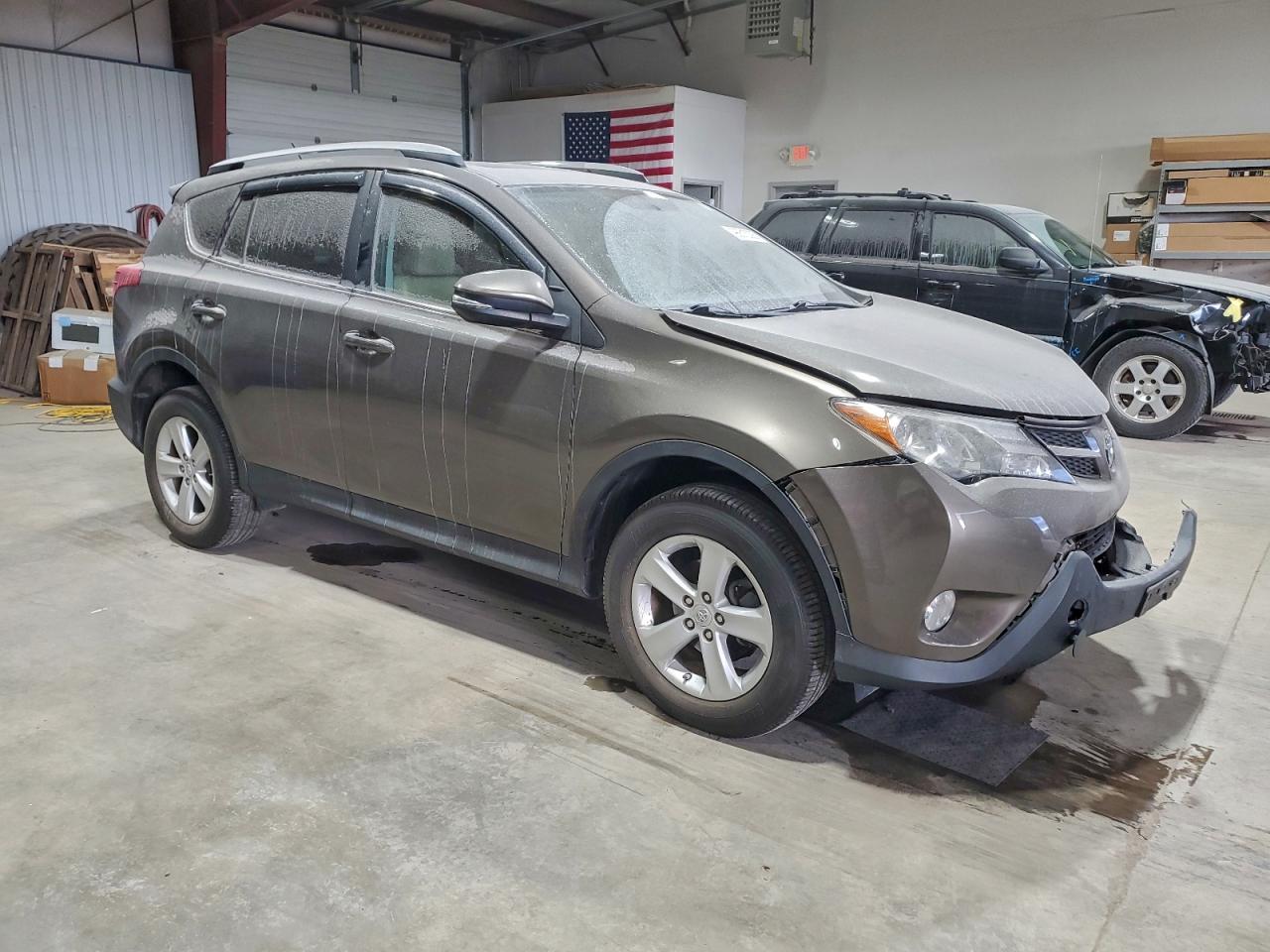2014 TOYOTA RAV4 XLE photo 4