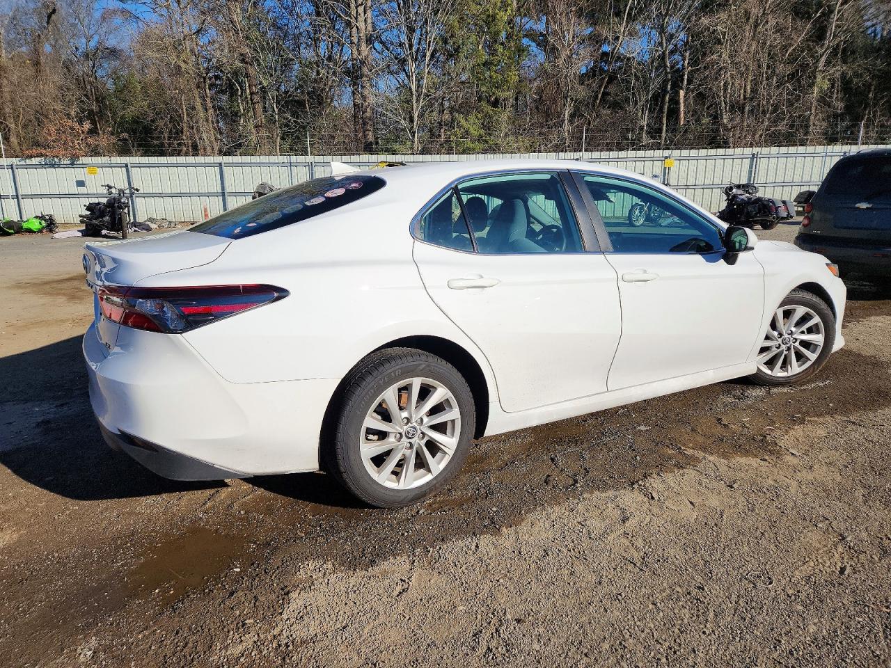 2022 TOYOTA CAMRY LE photo 3
