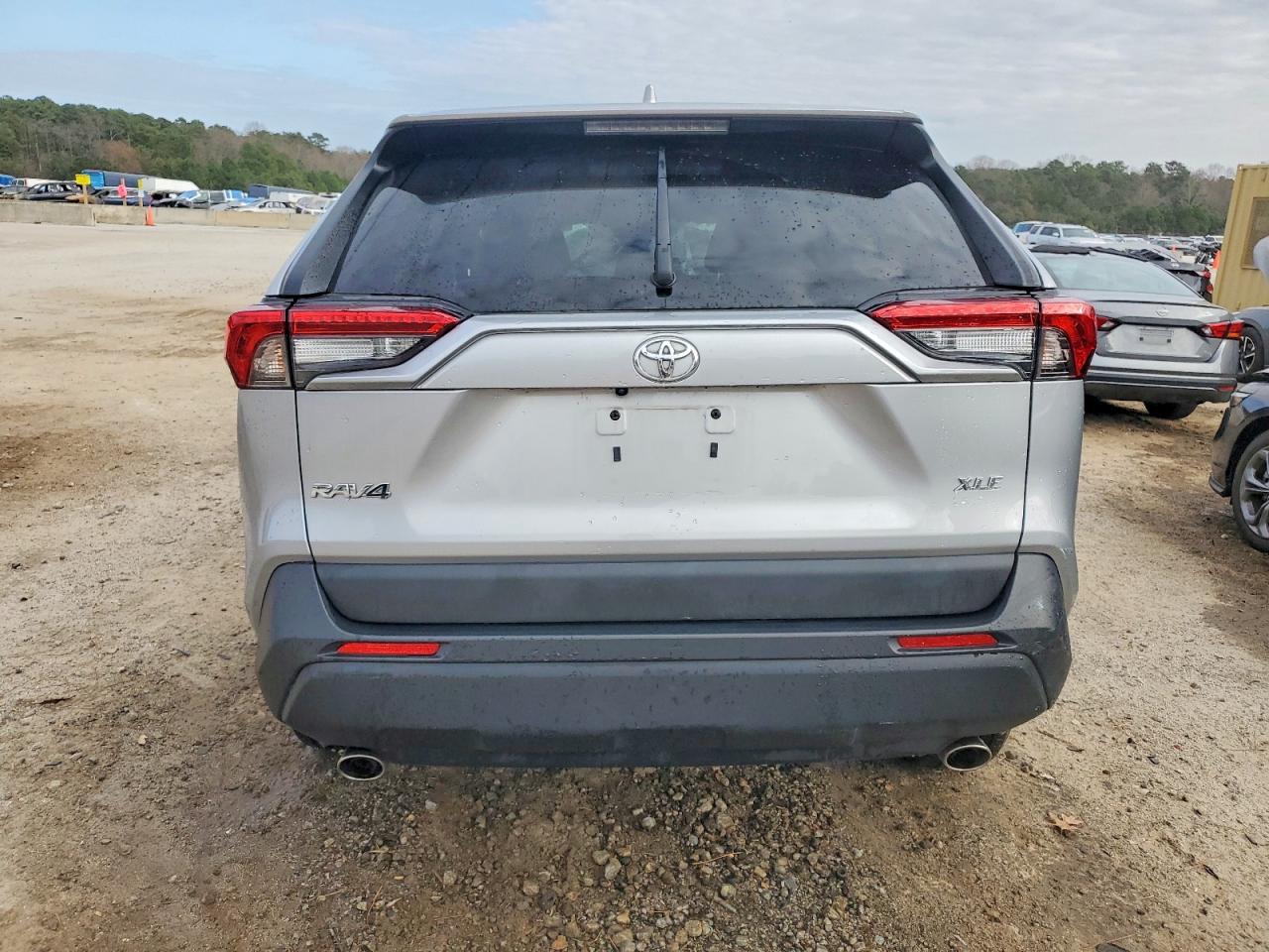 2024 TOYOTA RAV4 XLE photo 6