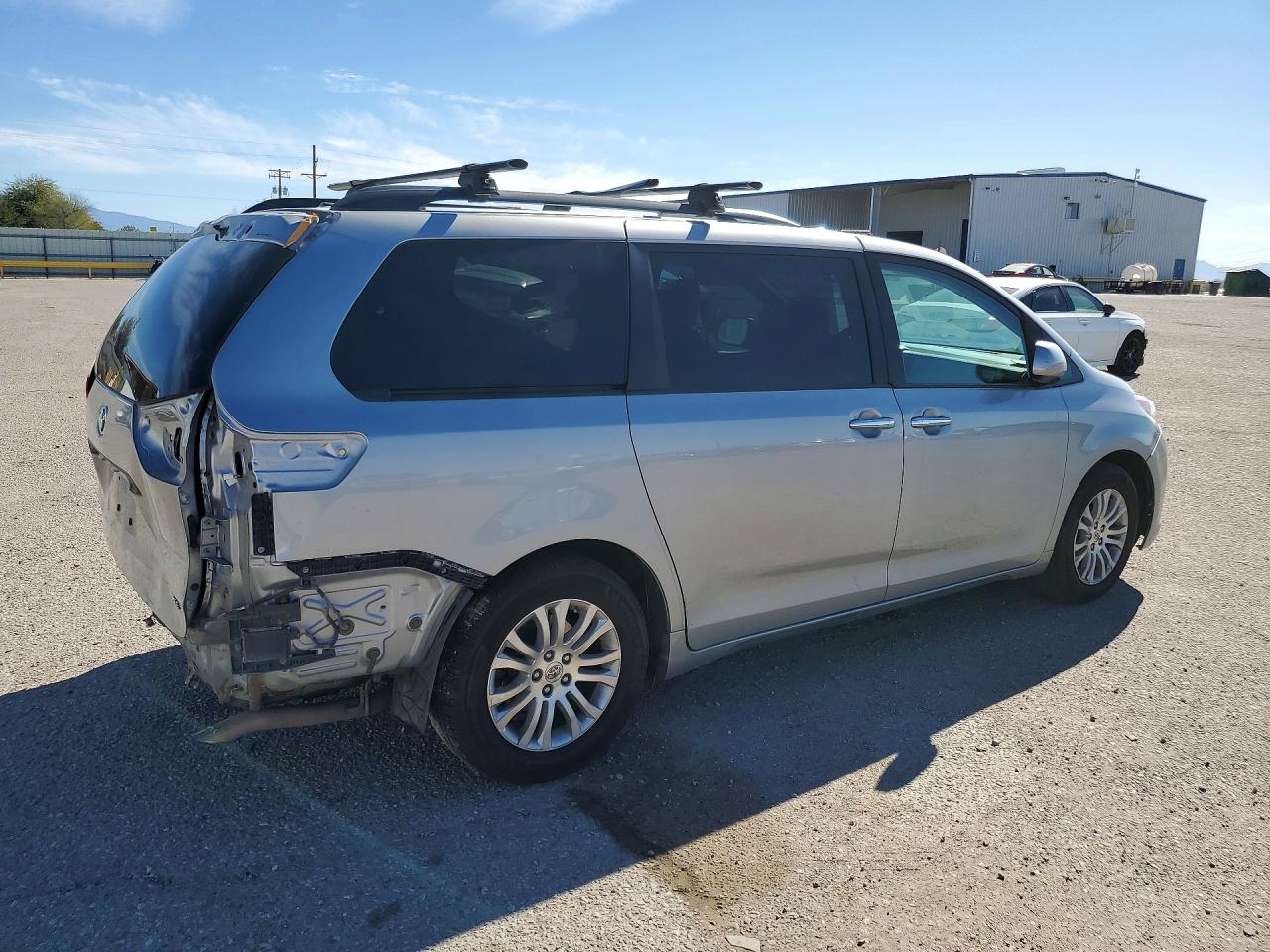 2015 TOYOTA SIENNA XLE photo 3