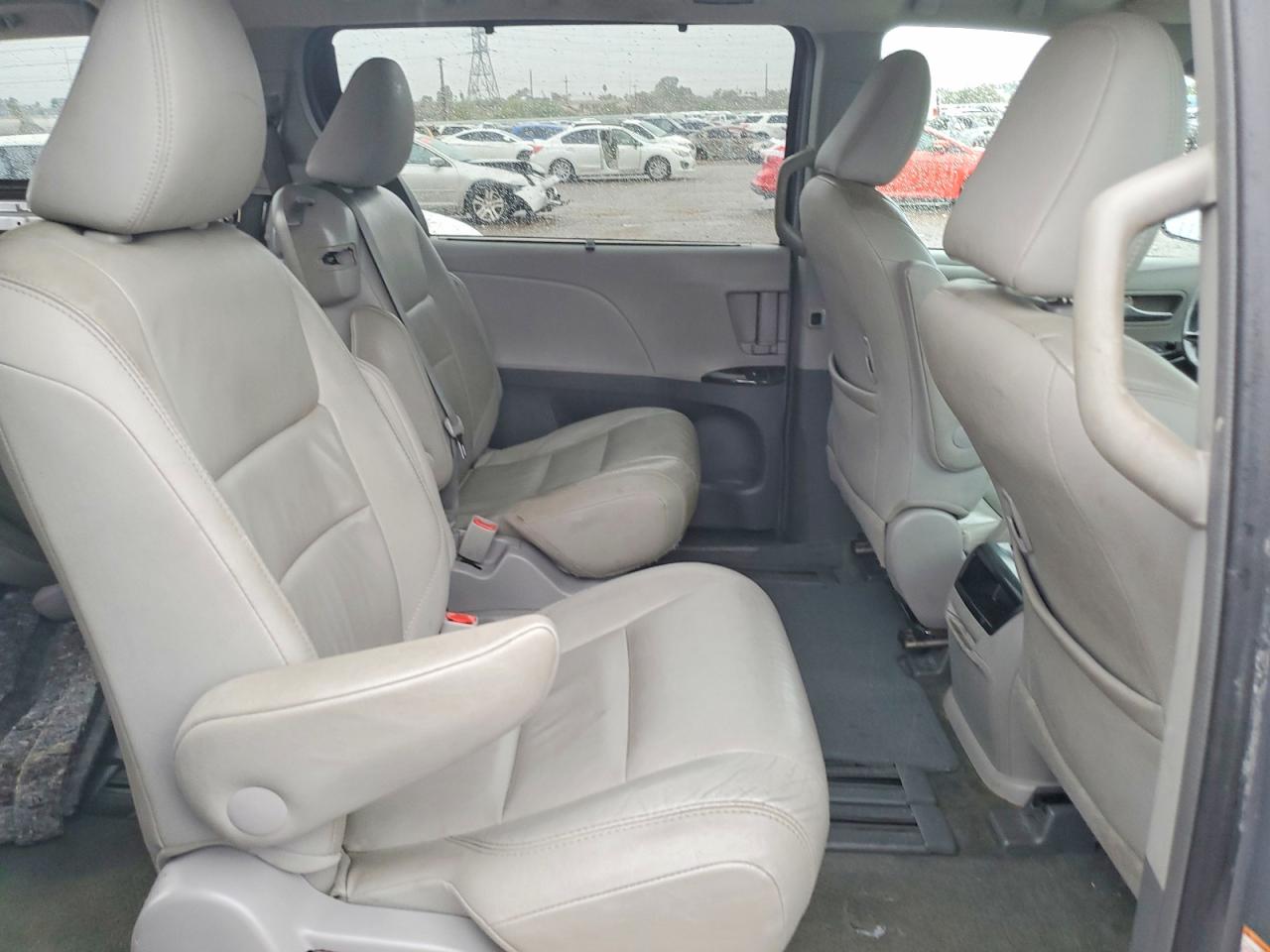 2015 TOYOTA SIENNA XLE photo 11