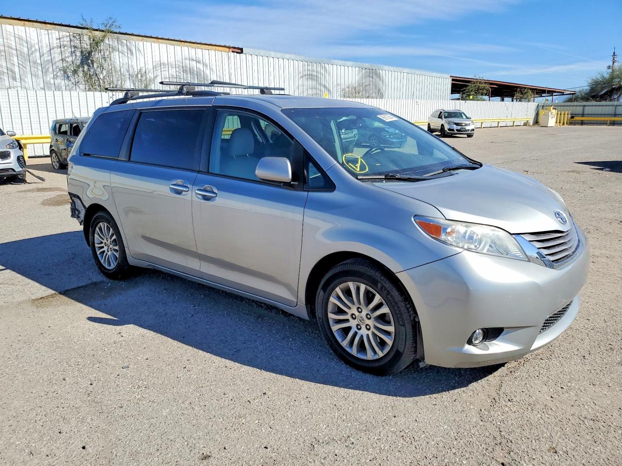 2015 TOYOTA SIENNA XLE photo 4