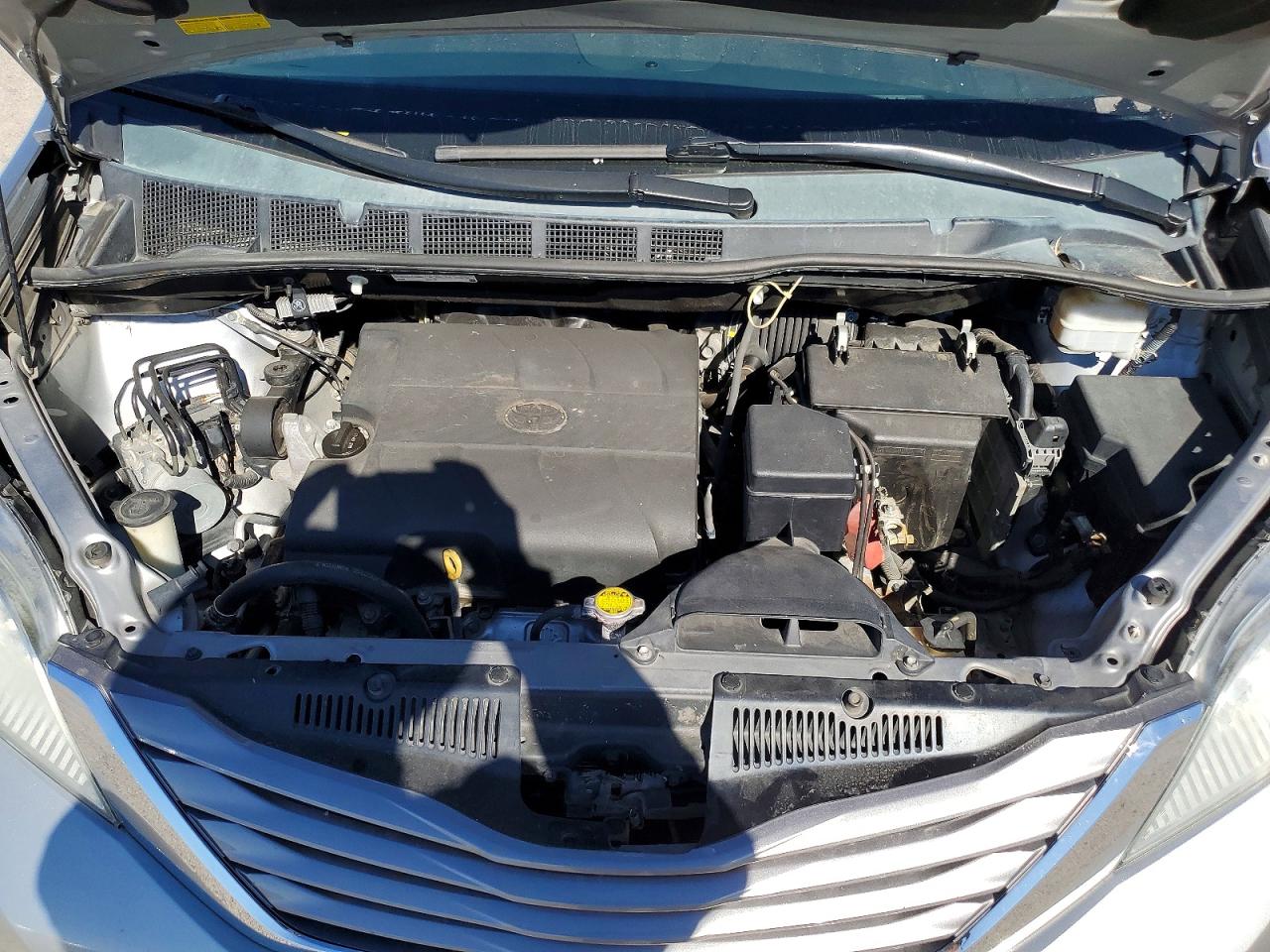 2015 TOYOTA SIENNA XLE photo 12