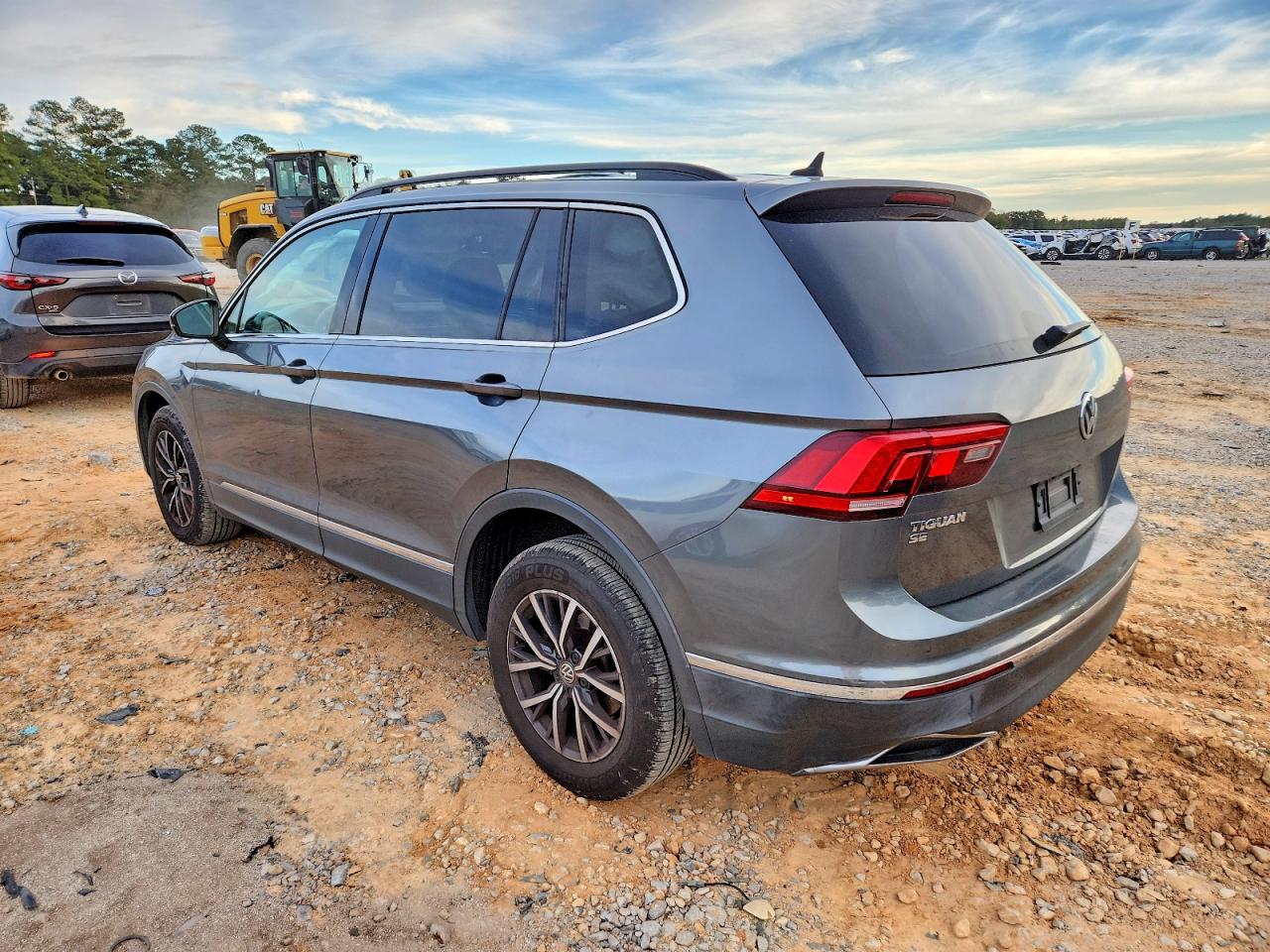 2020 VOLKSWAGEN TIGUAN SE photo 2