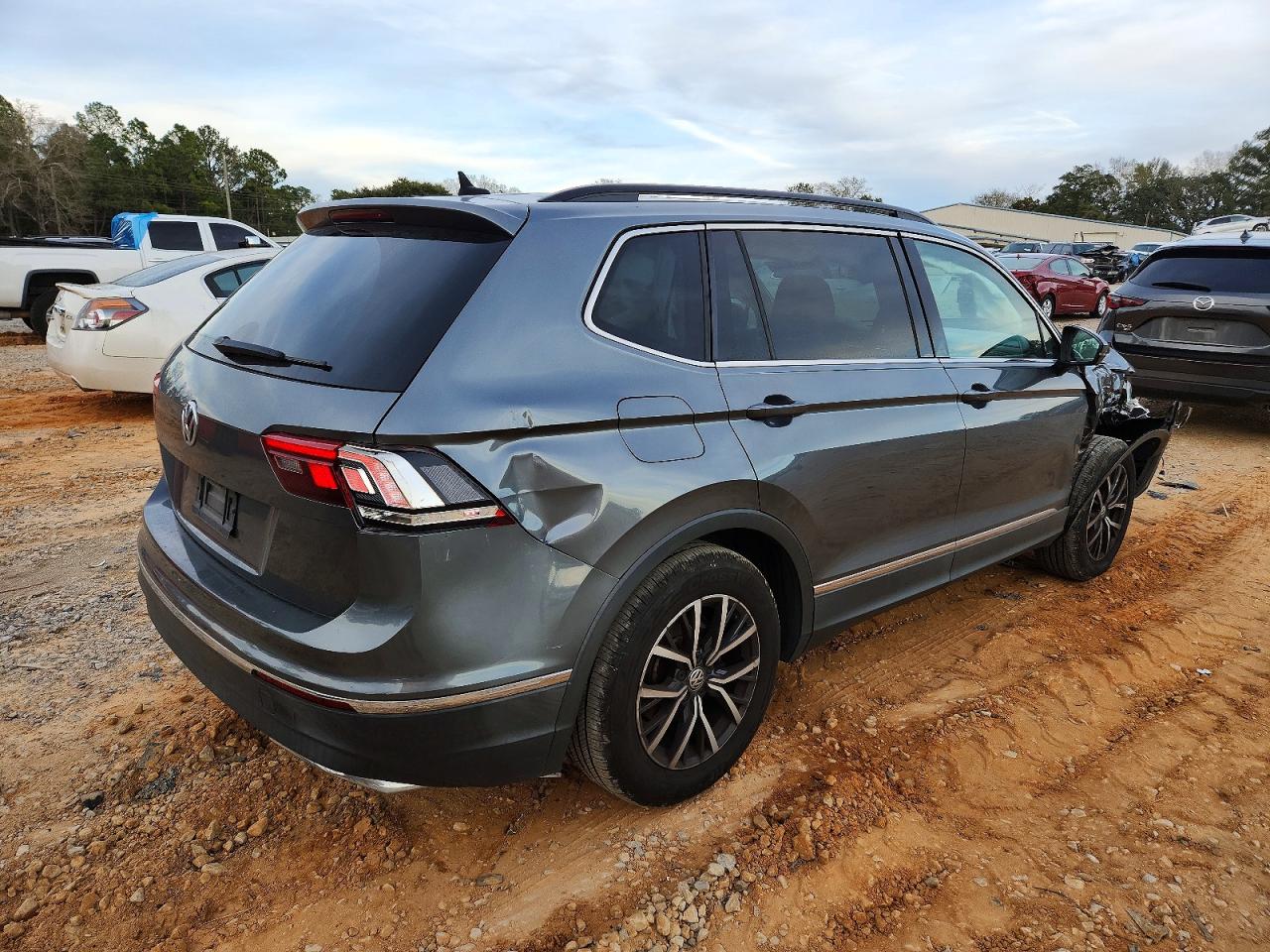 2020 VOLKSWAGEN TIGUAN SE photo 3