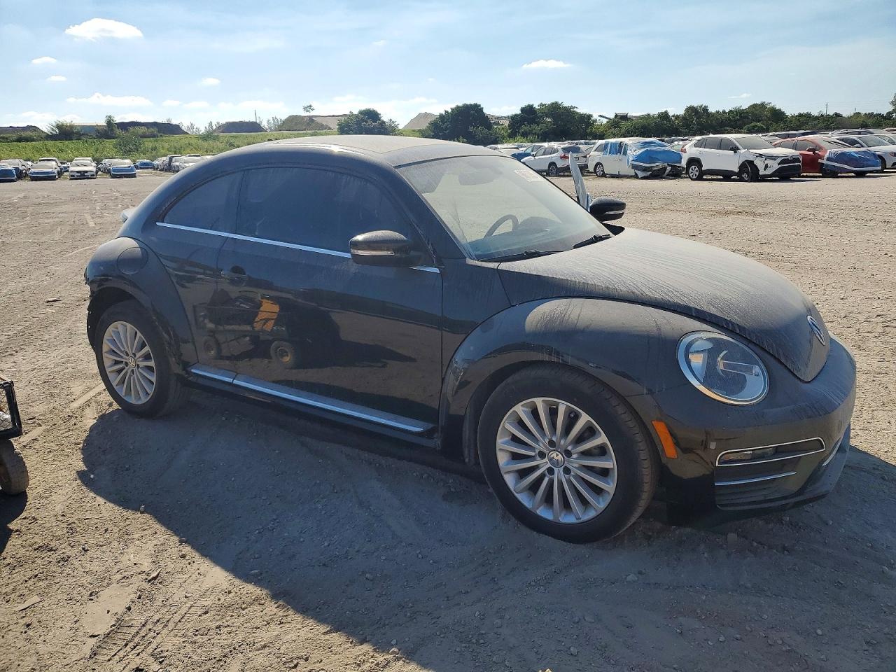 2019 VOLKSWAGEN BEETLE S photo 4