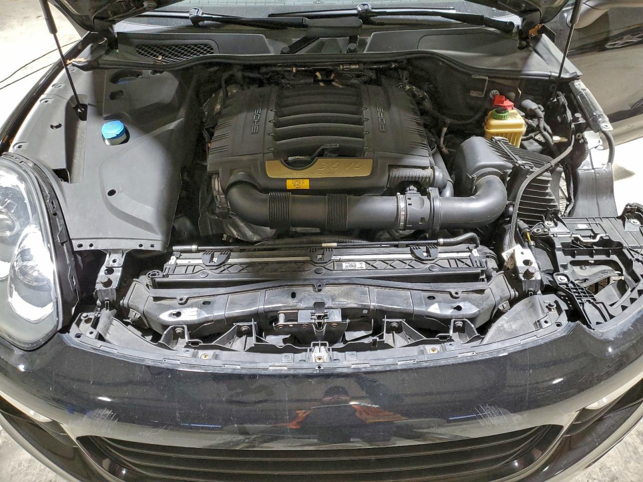 2016 PORSCHE CAYENNE photo 12