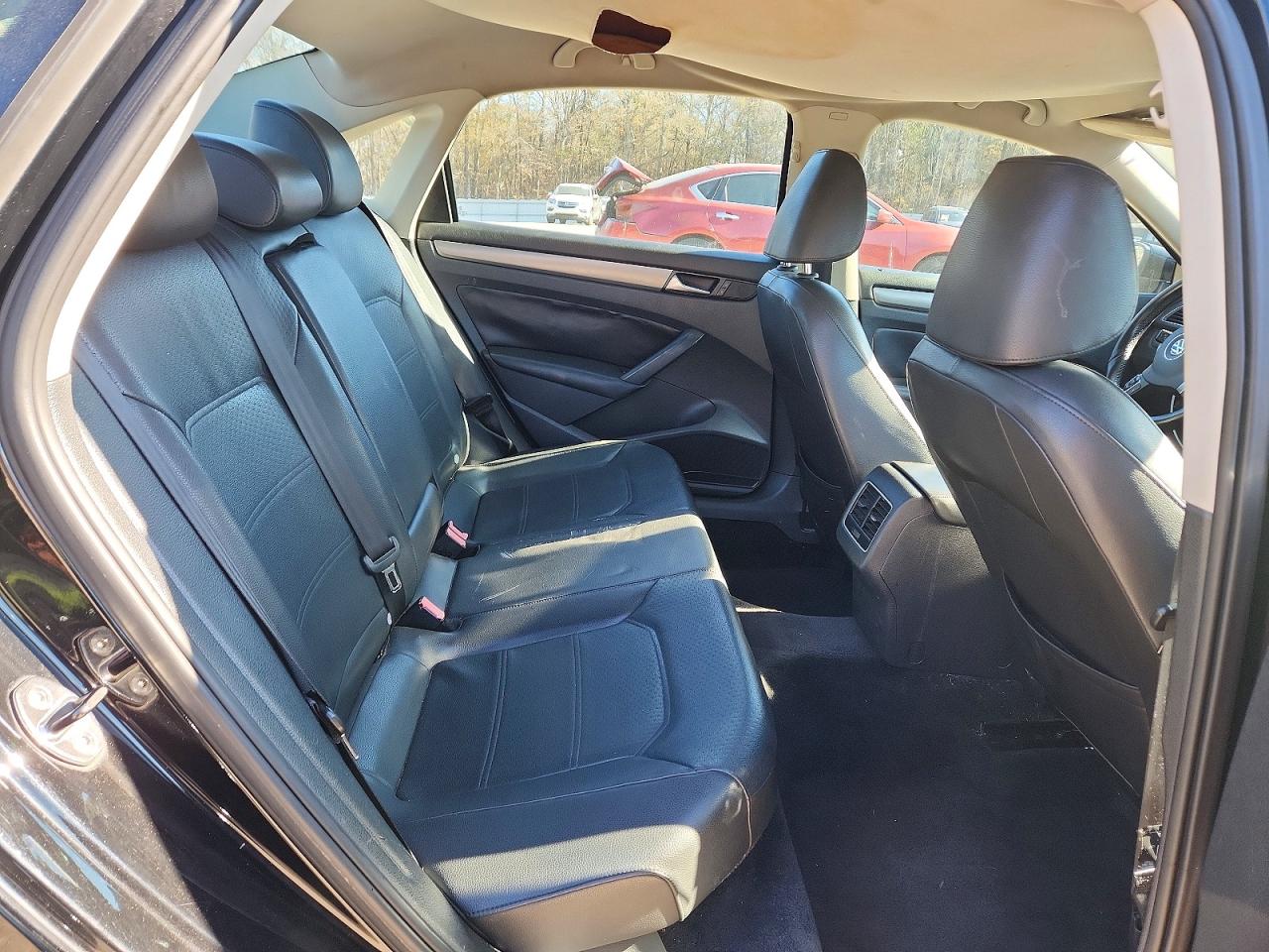 2014 VOLKSWAGEN PASSAT SE photo 10